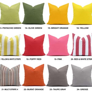 Op de afbeelding: Een verzameling sierkussens in verschillende kleuren en patronen. Kleuren zijn pistachegroen, olijfgroen, fel oranje, geel, roze, rood en taupegrijs. Patronen zijn onder meer strepen en effen kleuren. Elk kussen is voorzien van een nummer en kleurnaam.