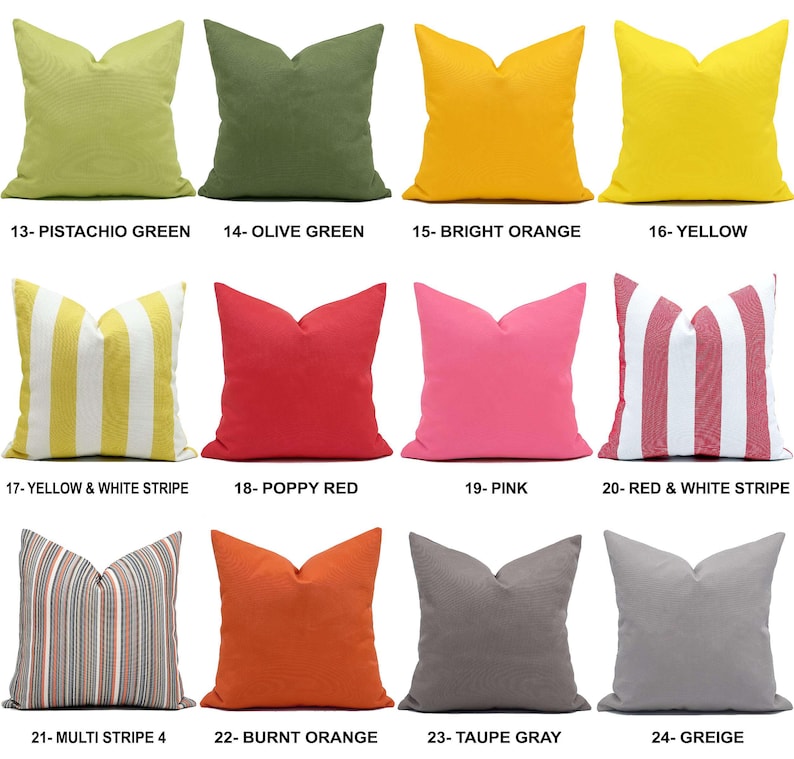 Op de afbeelding: Een verzameling sierkussens in verschillende kleuren en patronen. Kleuren zijn pistachegroen, olijfgroen, fel oranje, geel, roze, rood en taupegrijs. Patronen zijn onder meer strepen en effen kleuren. Elk kussen is voorzien van een nummer en kleurnaam.