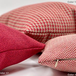 Puede incluir: Tres cojines decorativos en diferentes patrones y colores. El coj&iacute;n superior es un patr&oacute;n de pata de gallo rojo y blanco. El coj&iacute;n inferior izquierdo es rojo s&oacute;lido. El coj&iacute;n inferior derecho es un patr&oacute;n de espiga rojo y blanco. El texto "Color 16", "Color 17" y "Color 19" es visible debajo de cada coj&iacute;n.