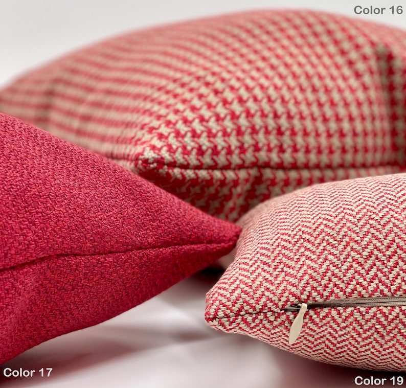 Puede incluir: Tres cojines decorativos en diferentes patrones y colores. El coj&iacute;n superior es un patr&oacute;n de pata de gallo rojo y blanco. El coj&iacute;n inferior izquierdo es rojo s&oacute;lido. El coj&iacute;n inferior derecho es un patr&oacute;n de espiga rojo y blanco. El texto "Color 16", "Color 17" y "Color 19" es visible debajo de cada coj&iacute;n.