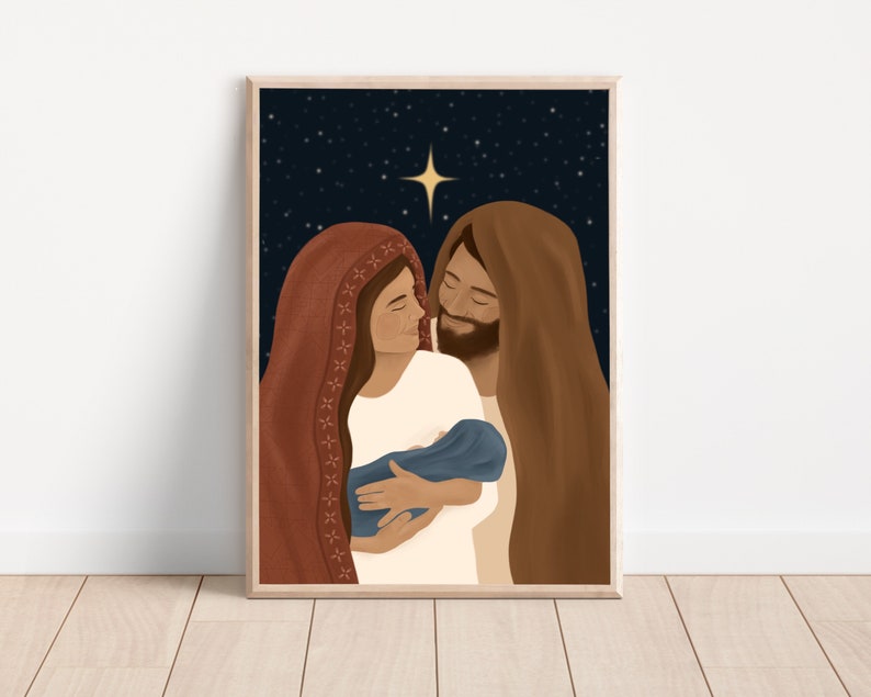 Puede incluir: Una impresi&oacute;n art&iacute;stica enmarcada que representa una escena religiosa. La ilustraci&oacute;n muestra a una mujer con un tocado rojo y un hombre con un tocado marr&oacute;n, mirando a un beb&eacute; envuelto en azul. Una estrella brilla en el fondo azul oscuro.