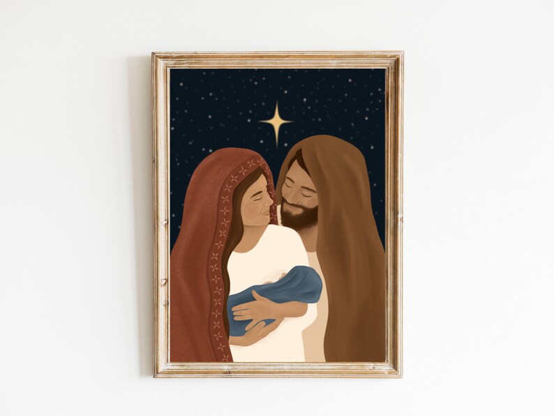 Puede incluir: Una impresi&oacute;n art&iacute;stica enmarcada que representa una escena religiosa. La obra presenta a una pareja, con la mujer sosteniendo a un beb&eacute; envuelto en azul. El fondo es un cielo nocturno azul oscuro con estrellas y una estrella brillante.