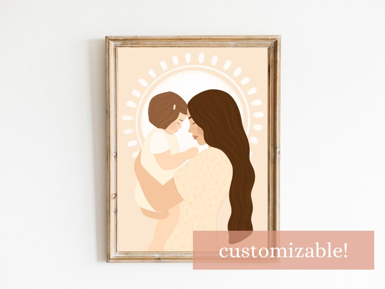 Op de afbeelding: Een ingelijste kunstdruk met een moeder en kind in een tedere omhelzing. De illustratie heeft een warm kleurenpalet met een lichtperzikkleurige achtergrond en een zonnesterontwerp. De tekst "customizable!" staat onderaan.