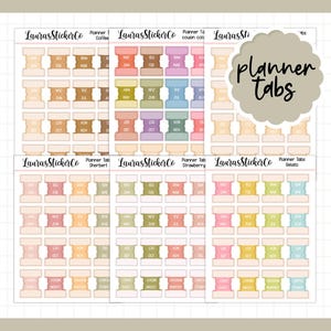 Peut inclure: Feuilles d'onglets de planificateur aux couleurs pastel, chacun étiqueté avec les mois de l'année. Les onglets sont disposés en grille, avec le texte "Planner Tabs" en police décorative.