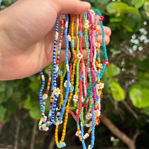 collares de margaritas con cuentas de colores