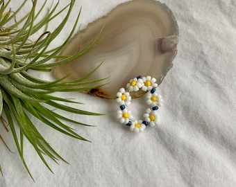 Daisy beaded flower ring