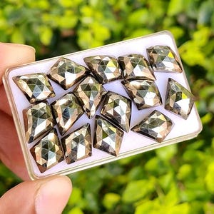 Pyrit Cabochon: Edelstein mit Rosenschliff (14 x 7 MM)
