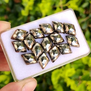 Pyrit Cabochon: Edelstein mit Rosenschliff (12 x 6 MM)