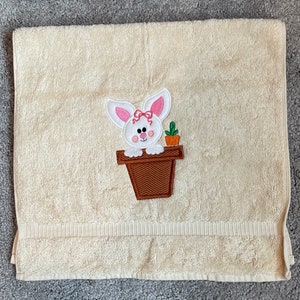 Easter bathroom hand towel, cream hand towels, embroidered Easter bathroom hand towels, bunny hand towel. afbeelding 3