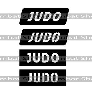 Puede incluir: Cuatro pegatinas rectangulares negras con la palabra "JUDO" impresa en letras blancas.