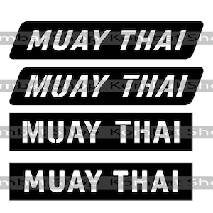 Puede incluir: Cuatro pegatinas rectangulares negras con texto blanco que dice "MUAY THAI".