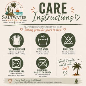 Puede incluir: Una tarjeta de instrucciones de cuidado de Saltwater Cactus Co. con un logotipo de cactus y palmera. Incluye seis iconos circulares con texto: lavar del rev&eacute;s, lavado en fr&iacute;o, no usar lej&iacute;a, secado a baja temperatura y no planchar el dise&ntilde;o.
