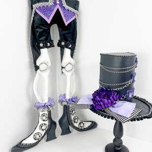 Skeleton body with Top Hat Wreath Attachment, Spooky Halloween Wreath Embellishment, Steampunk Enhancement, Day of The Dead