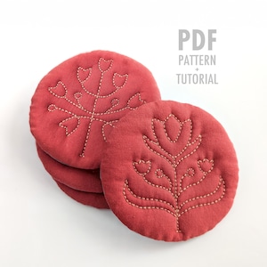 Set van 2 geborduurde stoffen onderzetters pdf-patroon naaien, zelfstudie gewatteerde katoenen onderzetter met bloemen, trapunto-kussentje van textiel DIY-handleiding
