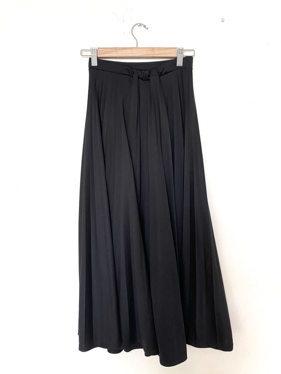 Black pleated skirt vintage 2025
