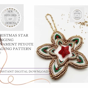 Peut inclure: Une étoile de Noël en perles suspendue à une chaîne dorée. L'étoile est réalisée avec des perles dorées, blanches, vertes et rouges. L'ornement est un motif de perles en point de peyote. L'image comprend le texte "SEW STITCHED UP DESIGNS" et "INSTANT DIGITAL DOWNLOAD".