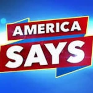 Może przedstawiać: Czerwono-niebieski baner z napisem "AMERICA SAYS" białymi literami.