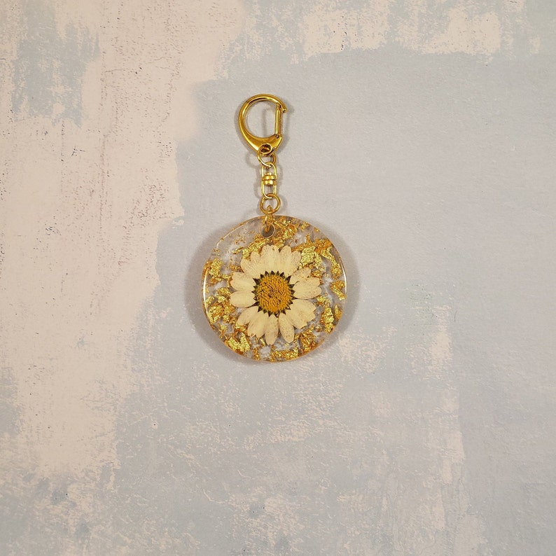 White Daisy Keychain