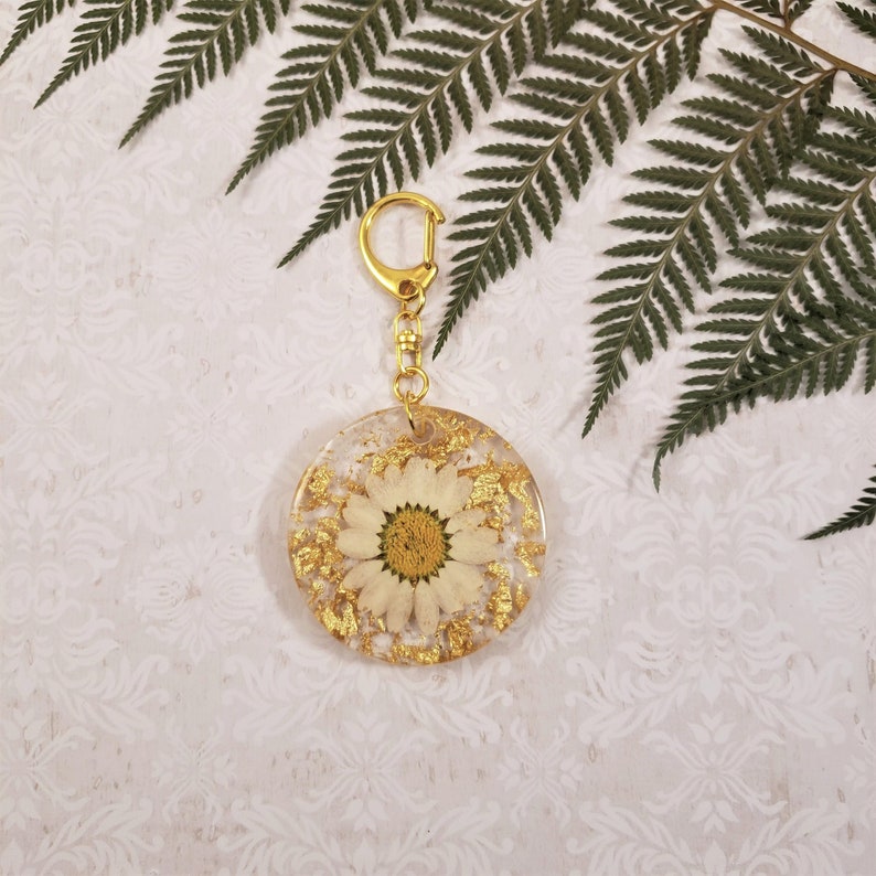 White Daisy Keychain
