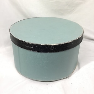 Vintage Blue 1950s Round Hat Box 13" x 7"" Caja de almacenamiento - Cartón recubierto de vinilo - Caja de sombrero de mediados de siglo - Caja de exhibición perfecta