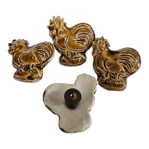 4 keramiska skåpsknoppar med kycklingmotiv \ Naturlig heminredning \ 4 stora bruna keramiska lådknoppar med kyckling/tupp \ 6,25 x 6,5 cm