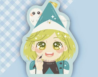 Peut inclure: Un autocollant découpé représentant un personnage de dessin animé aux cheveux blonds courts, aux grands yeux étincelants et portant un chapeau pointu bleu sarcelle avec un petit pompon jaune, une tenue bleu sarcelle et noire, tenant un stylet.