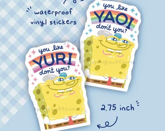 Peut inclure: Deux autocollants en vinyle imperméables de 7 cm représentant un personnage éponge jaune avec une expression souriante. Un autocollant affiche le texte 'you like YURI don't you?' avec un drapeau rose, blanc et orange, et l'autre 'you like YAOI don't you?' avec un drapeau arc-en-ciel.