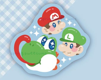 Peut inclure: Un autocollant représentant Mario, Luigi et Yoshi de la série Super Mario Bros. Mario porte un chapeau rouge avec un "M" blanc, Luigi porte un chapeau vert avec un "L" blanc, et Yoshi est vert avec une langue rouge. Fond bleu clair.