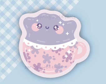 Peut inclure: Autocollant représentant une tasse à thé de dessin animé souriante. La tasse est lavande en haut et rose en bas, décorée de fleurs violettes. Le fond est bleu clair avec un motif à carreaux.