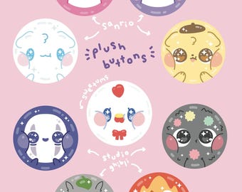Peut inclure: Une collection de boutons en peluche ronds représentant divers personnages de dessins animés. Les boutons sont de différentes couleurs, notamment rose, violet, blanc et jaune. Le texte "Sanrio", "plush buttons" et "Studio Ghibli" est également visible.