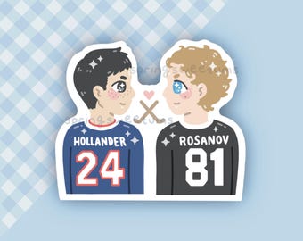 Peut inclure: Un autocollant découpé représentant deux joueurs de hockey de dessin animé face à face. Le joueur de gauche a des cheveux foncés, un maillot bleu avec HOLLANDER 24 et des étoiles. Le joueur de droite a des cheveux blonds, un maillot noir avec ROSANOV 81.
