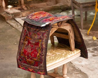 Alfombra de silla de montar Yörük vintage de cuero hecha a mano con motivo turcomano