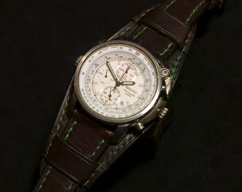 Correa de reloj tipo bund hecha a mano por artesanos. Costuras en color morado y verde. Ancho de la correa: 24 mm.