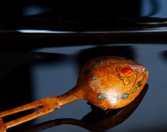 Cuchara de recuerdo de madera tallada a mano con forma de derviches giratorios, firmada por el artista.