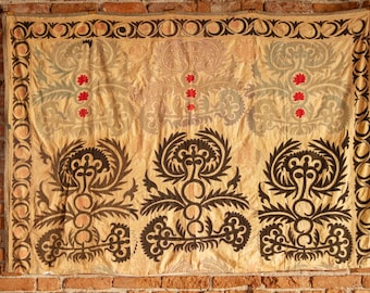 Funda antigua de suzani uzbeka bordada con símbolos turcomanos