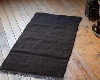 Alfombra nómada vintage de pelo de cabra negro, tejido plano, color negro: 5/2,5 pies