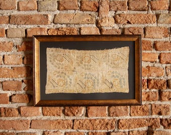 Fragmento textil antiguo de bordado otomano con motivo floral, siglo XIX.