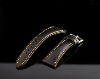 Correa de reloj artesanal hecha a mano, teñida a mano con óxido de hierro negro, con acabado de cera de abeja y ancho de 24 mm.