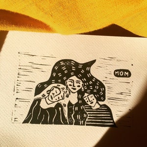 Linoleografia stampata a mano su carta grana A5, Maman, Noir, Mom