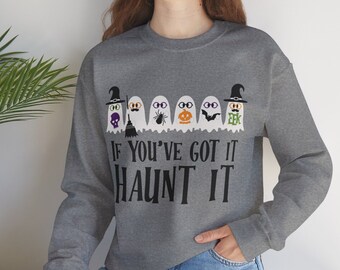Puede incluir: Una sudadera gris con una línea de fantasmas que llevan sombreros y gafas. El texto "If you've got it haunt it" está impreso debajo de los fantasmas.