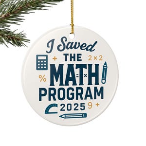 Könnte beinhalten: Ein weißer, runder Keramikschmuck mit dem Text "I Saved the Math Program 2025" in Marineblau und Gold. Der Schmuck enthält einen Taschenrechner, einen Bleistift und andere mathematische Symbole. Ein goldener Faden ist zum Aufhängen befestigt.