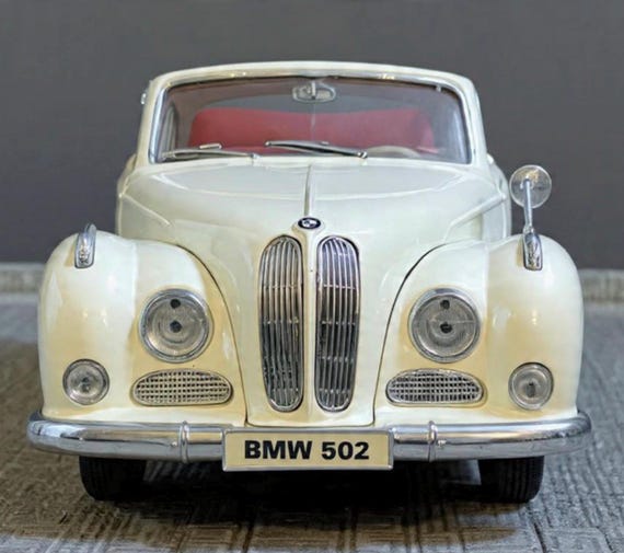 Maisto 1/18 - BMW 502 1955 Cabriolet off White Diecast Scale Model