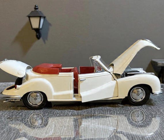 Maisto 1/18 - BMW 502 1955 Cabriolet off White Diecast Scale Model