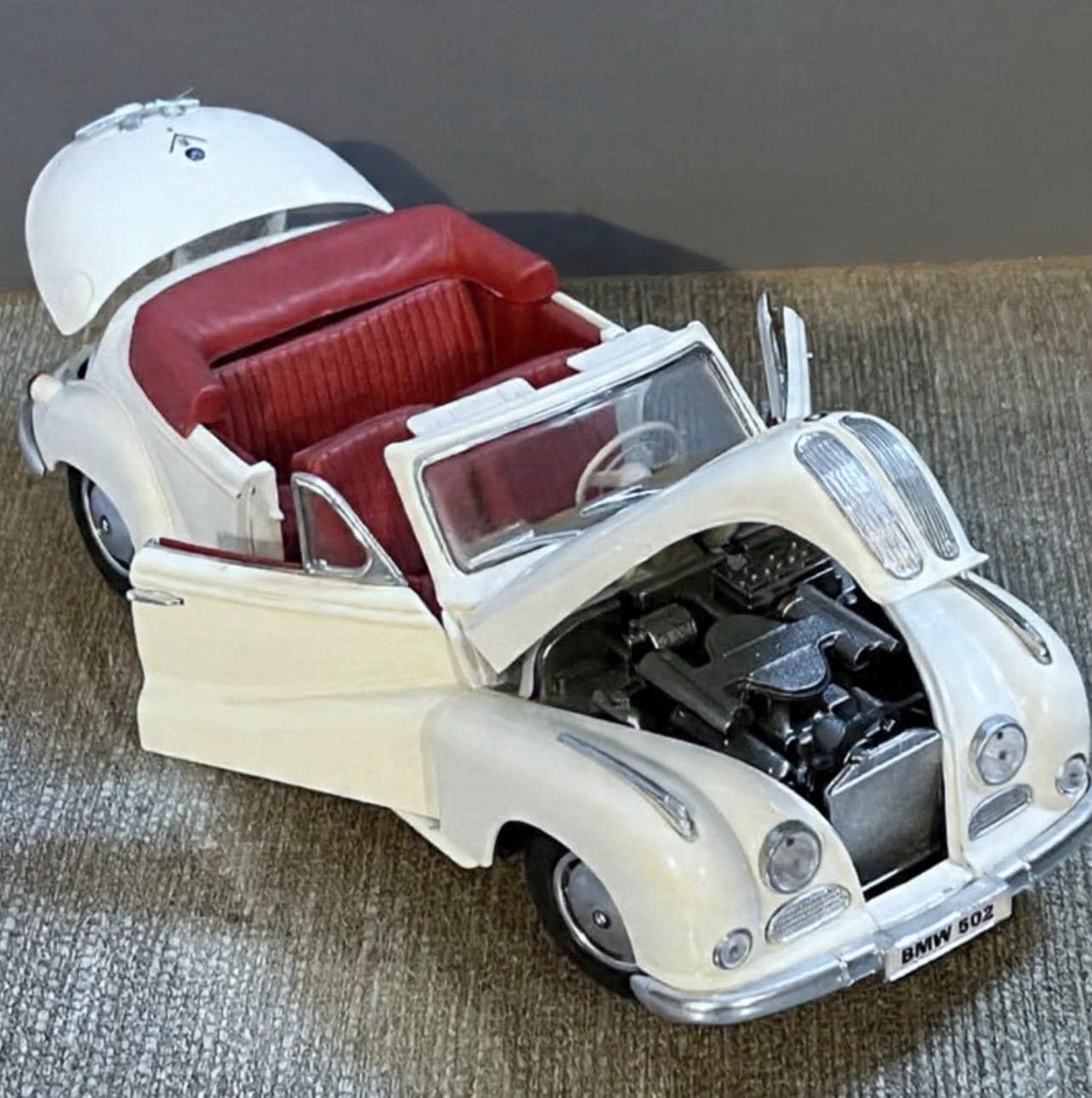 Maisto 1/18 - BMW 502 1955 Cabriolet off White Diecast Scale Model
