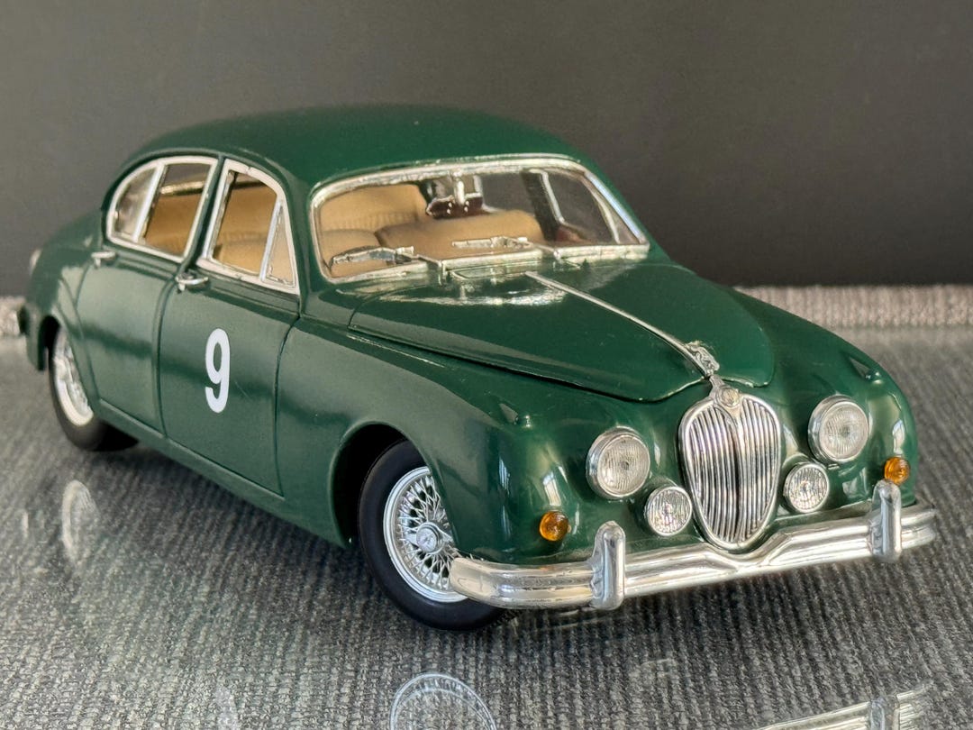 Maisto 1959 Jaguar MK II 1:18 Scale Diecast Model (green) (no Box