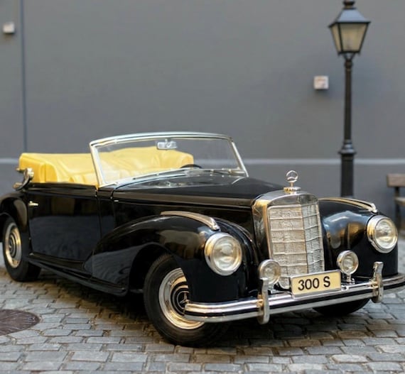 Maisto 1955 Mercedes Benz 300S Cabriolet Diecast Model Car (1/18