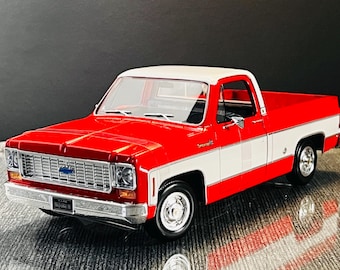 1974 Chevy C-10 Fleetside Pickup Truck Diecast Model, Red/White, 1:18 Scale