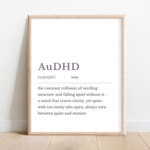 Puede incluir: Un cartel enmarcado con la palabra "AuDHD" en morado. Debajo, la pronunciación fonética y la palabra "sustantivo". El texto describe la constante colisión de necesitar estructura y desmoronarse.