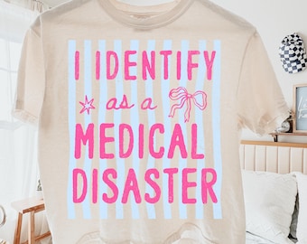 Eu me identifico como um desastre médico PNG, design engraçado para camiseta sobre doenças crônicas, design para sublimação (download digital)