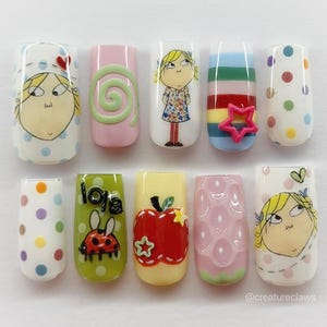 Uñas postizas color rosa leche / Uñas pastel / Uñas Kidcore de lunares / Uñas de gel reutilizables / Uñas de dibujos animados pintadas a mano / Inspiradas en Charlie y Lola